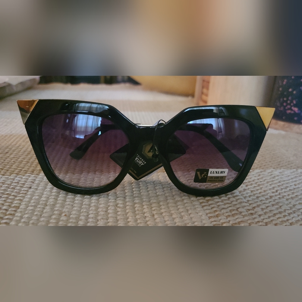 🕶 stylish sunglasses